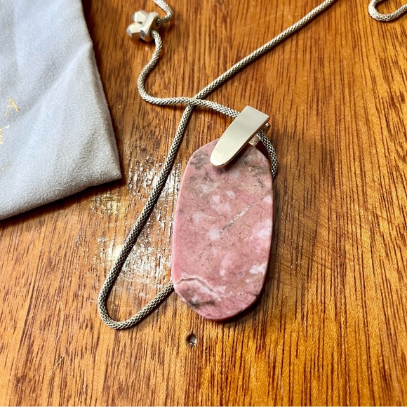 Kendra Scott Inez Gold Long Pendant Necklace In Pink Rhodonite - Picture 3 of 6